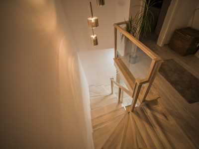 Scară interioară – trepte din stejar