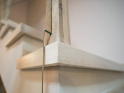 Scară interioară – sticlă securizată și lemn