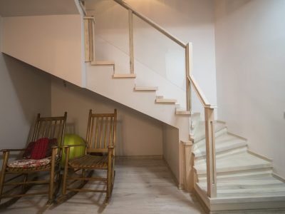 Scară interioară lemn de stejar cu baluștri