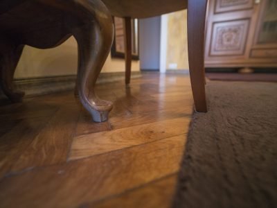 Parchet în ton cu mobilierul pensiune